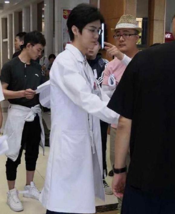 鹿晗无庸置疑,鹿晗代言牛奶味可滋