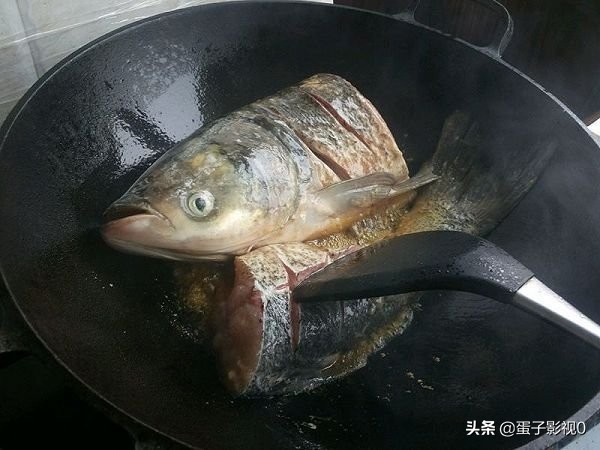 要想鱼肉香就用铁锅炖,铁锅炖鱼怎么鱼肉不散