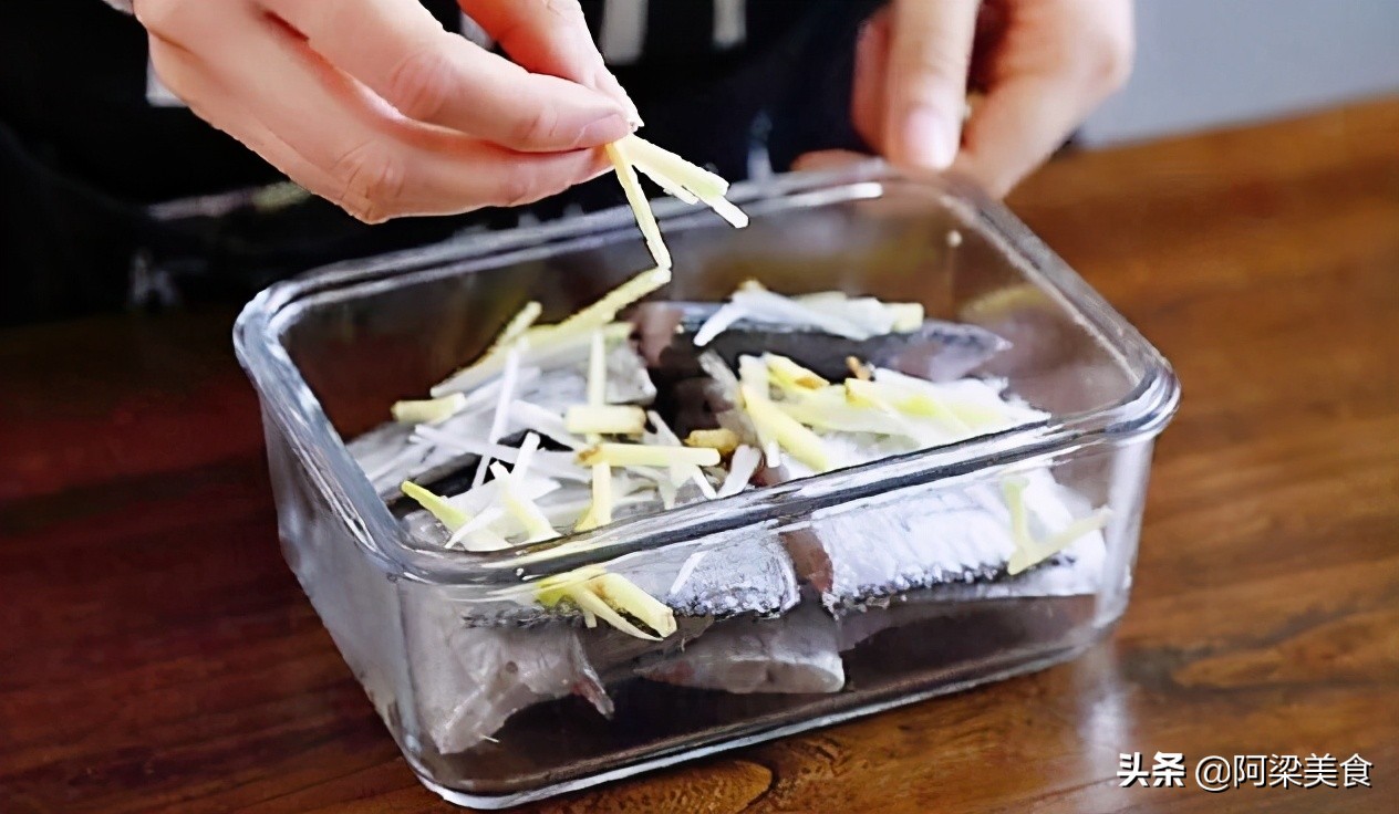 煎带鱼不粘锅不破皮,用面粉淀粉煎带鱼不粘锅不破皮