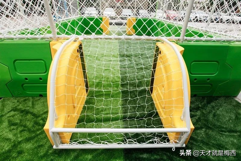 火辣辣的重庆教育装备展哗啦啦的恰好时校园智能足球场！