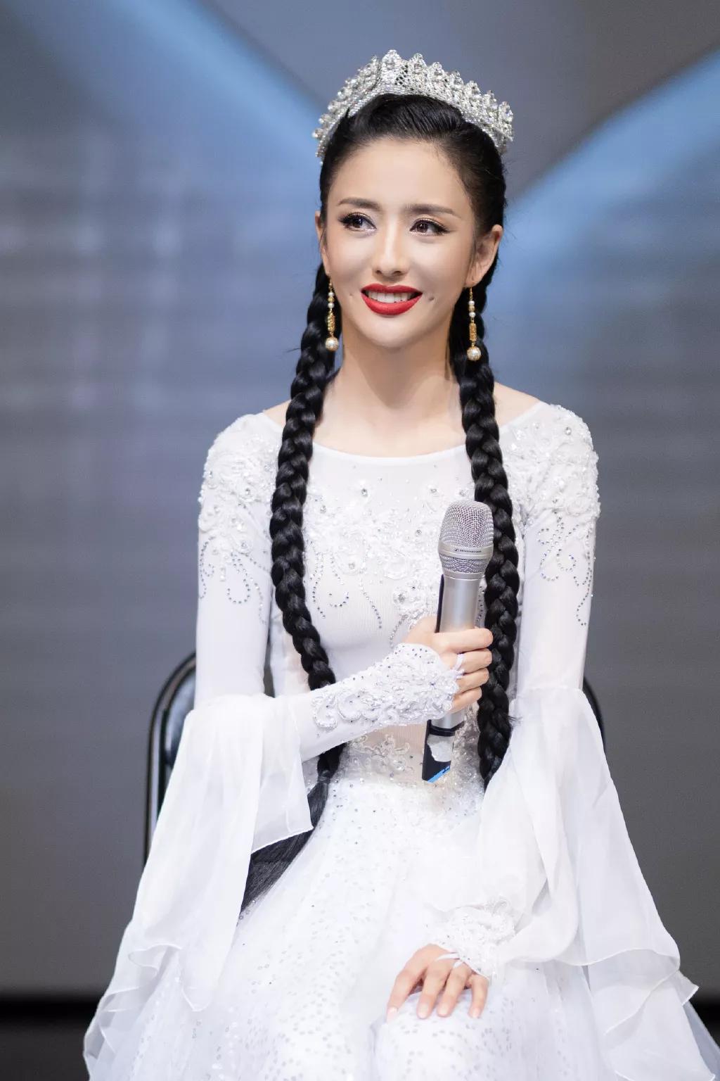 佟丽娅将任春晚主持，却被质疑稳输董卿？但在妆容上她确实赢了..