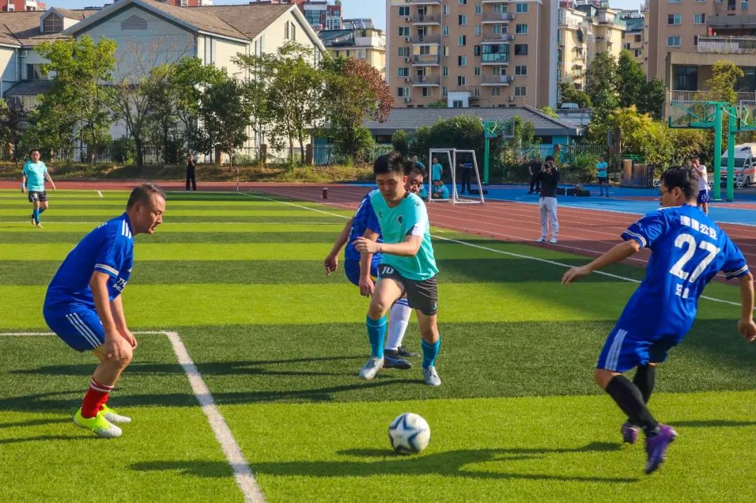 以球会友弘扬体育风尚,以球会友足球逐梦超级杯