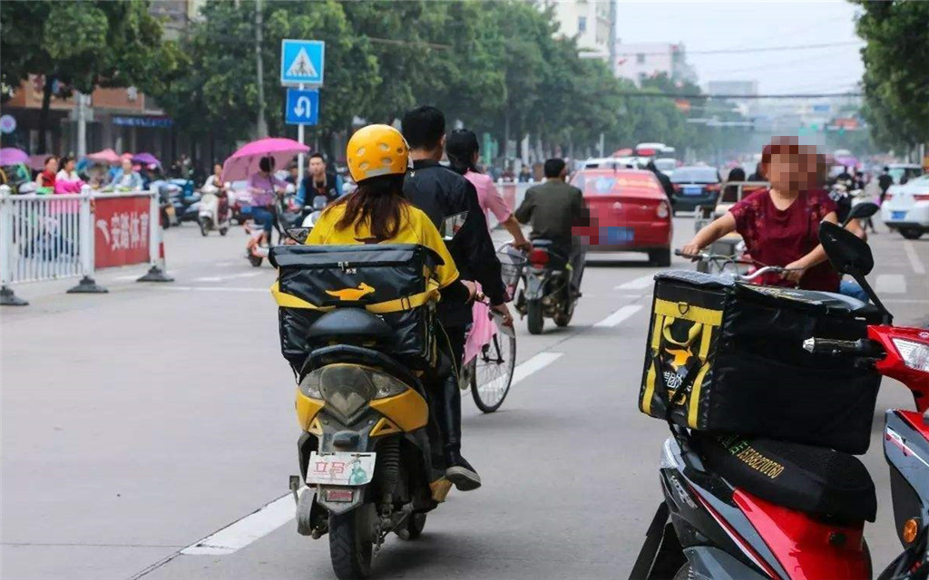 女孩面试外卖员，面试官问送餐路上汤洒了咋办？道歉的都淘汰了
