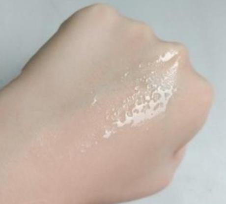 李佳琦晒出自用的精华液，一瓶才不到50块，被称为平价兰蔻