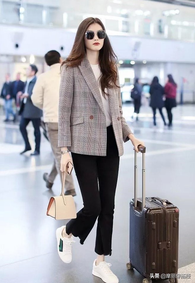 小白鞋不够靓？这4款裤子来加盟，打造“最强”的时尚阵容