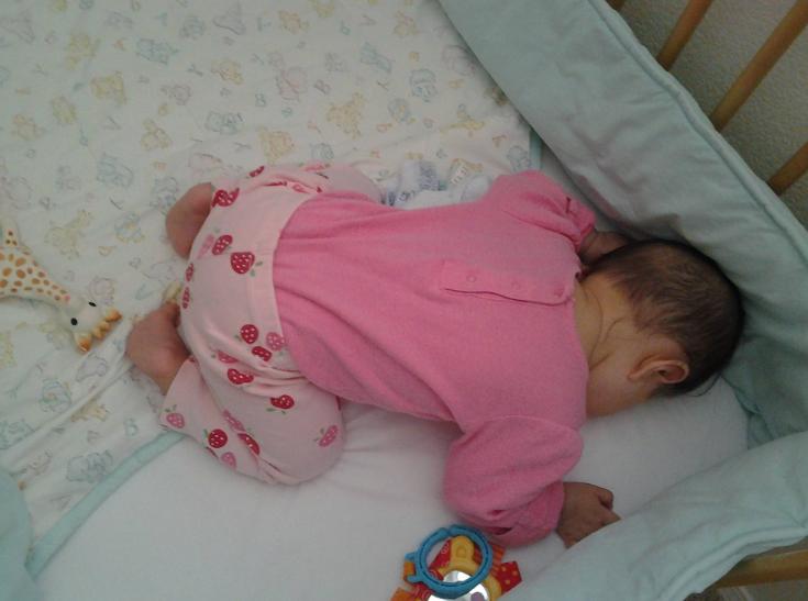 宝宝偏头睡的危害,宝宝偏头要睡哪侧纠正