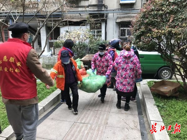 社区工作人员及志愿者的贴心服务,社区工作人员及社区志愿者