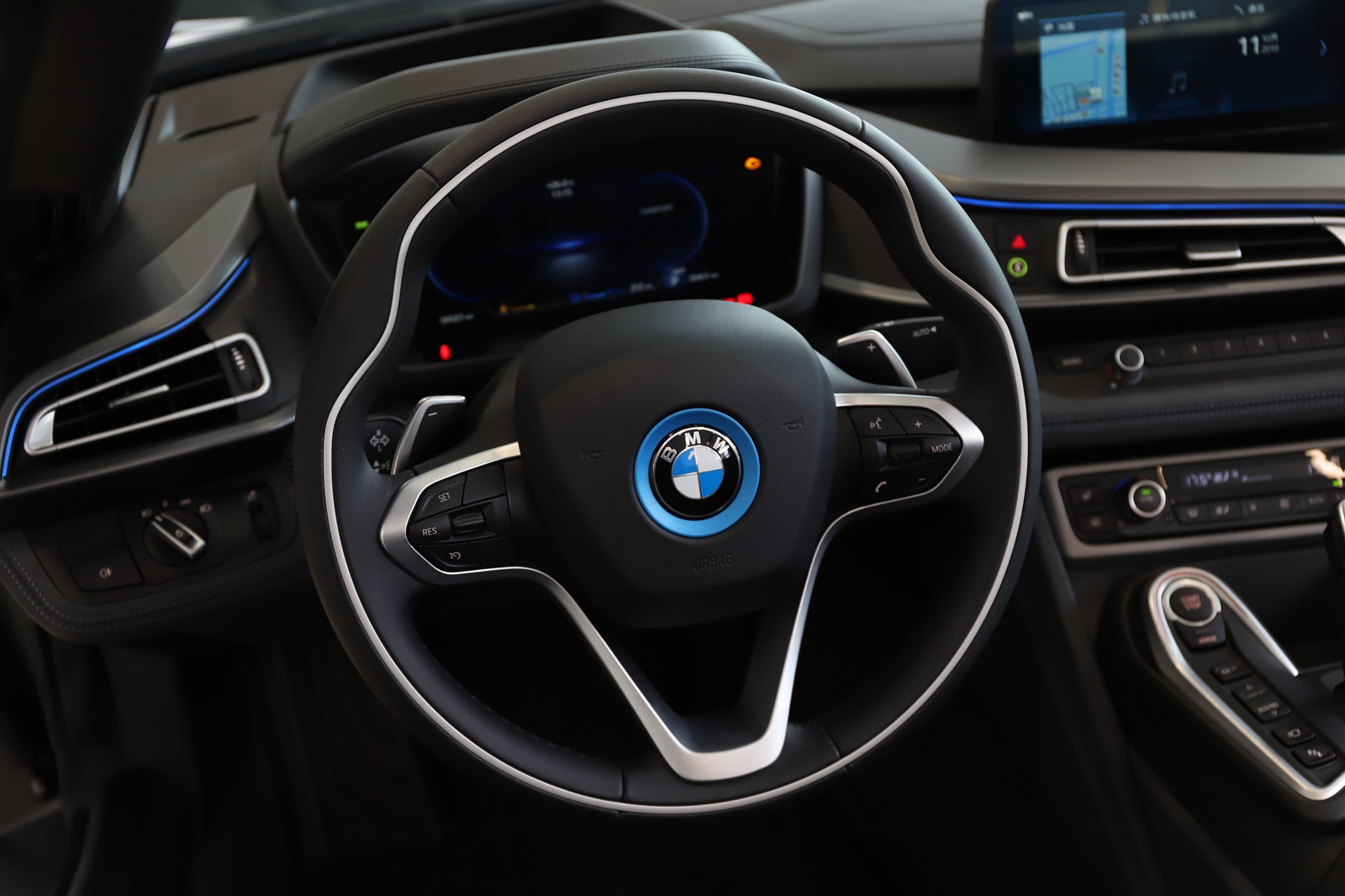 最新款4座宝马敞篷跑车,配有1.5自吸发动机的车