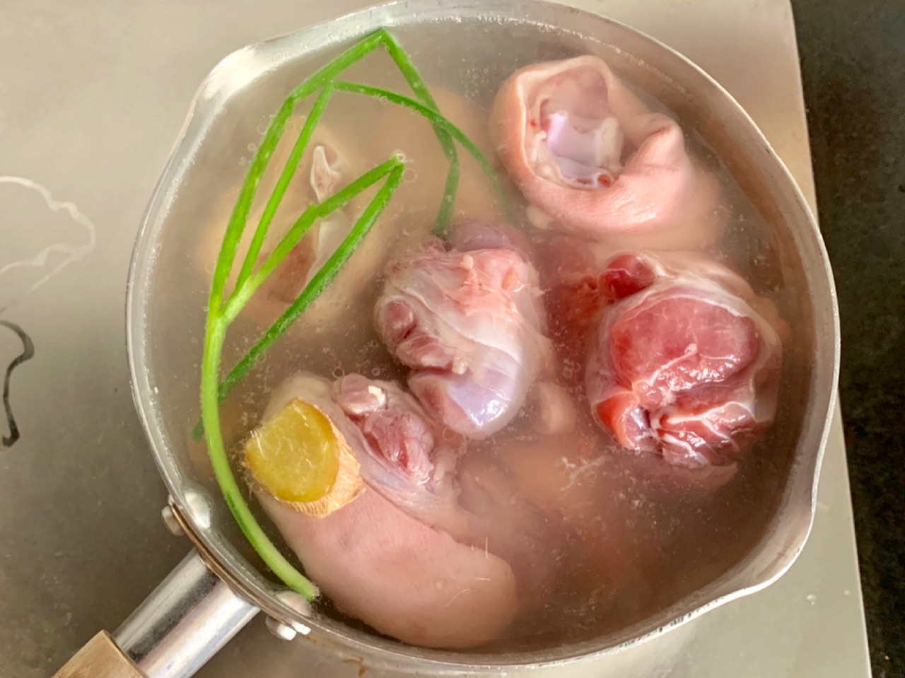 黄豆炖猪蹄汤是甜的,黄豆炖猪蹄奶白色