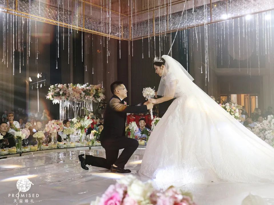 迪拜奢华梦幻婚礼布景,迪拜奢华婚礼布置过亿