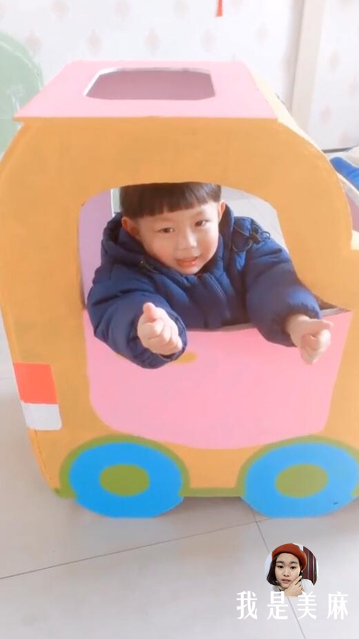 爸爸用纸箱给孩子做玩具,爸爸用废纸箱做汽车玩具