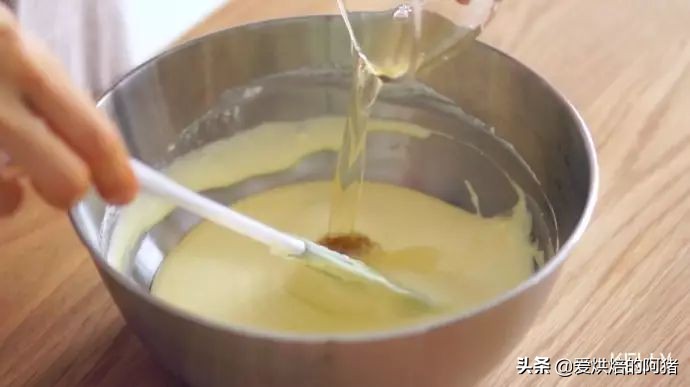 提拉米苏不用隔热打发蛋黄的方法,提拉米苏放蛋黄有什么用