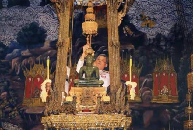 泰王给玉佛换装,泰王为玉佛换袈裟