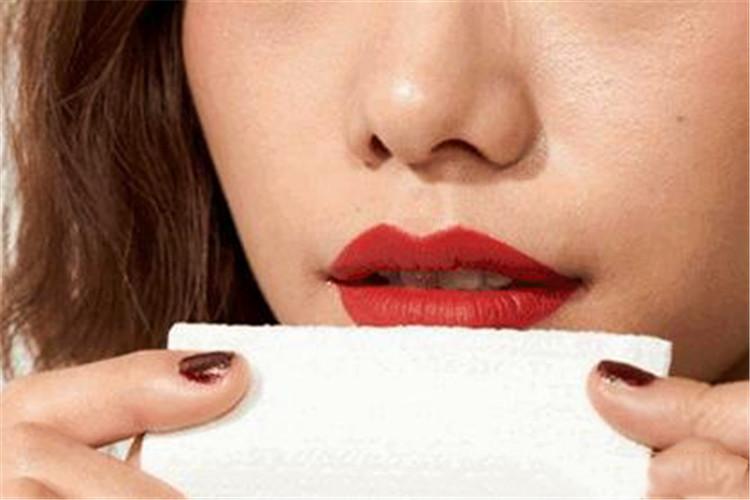 涂口红容易掉色怎么办,涂口红烂嘴了怎么办