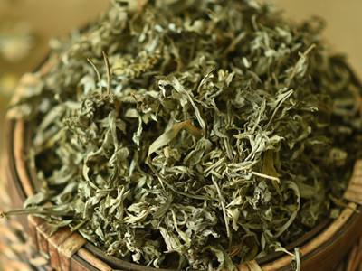 女性睡觉前经常用艾叶泡脚，身体会出现这3种变化，1种人要警惕