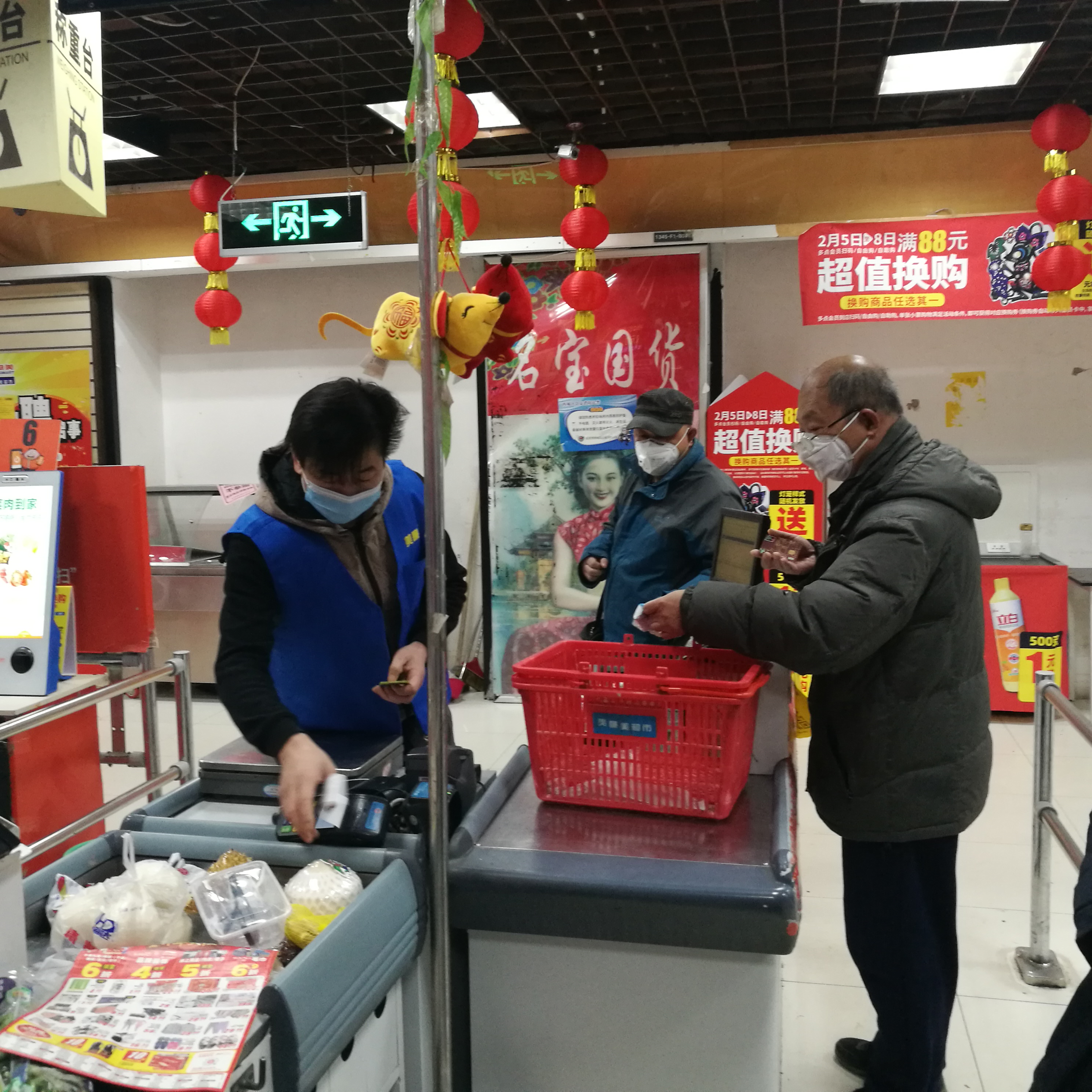 北京超市自助结账软件,超市顾客排长队购物