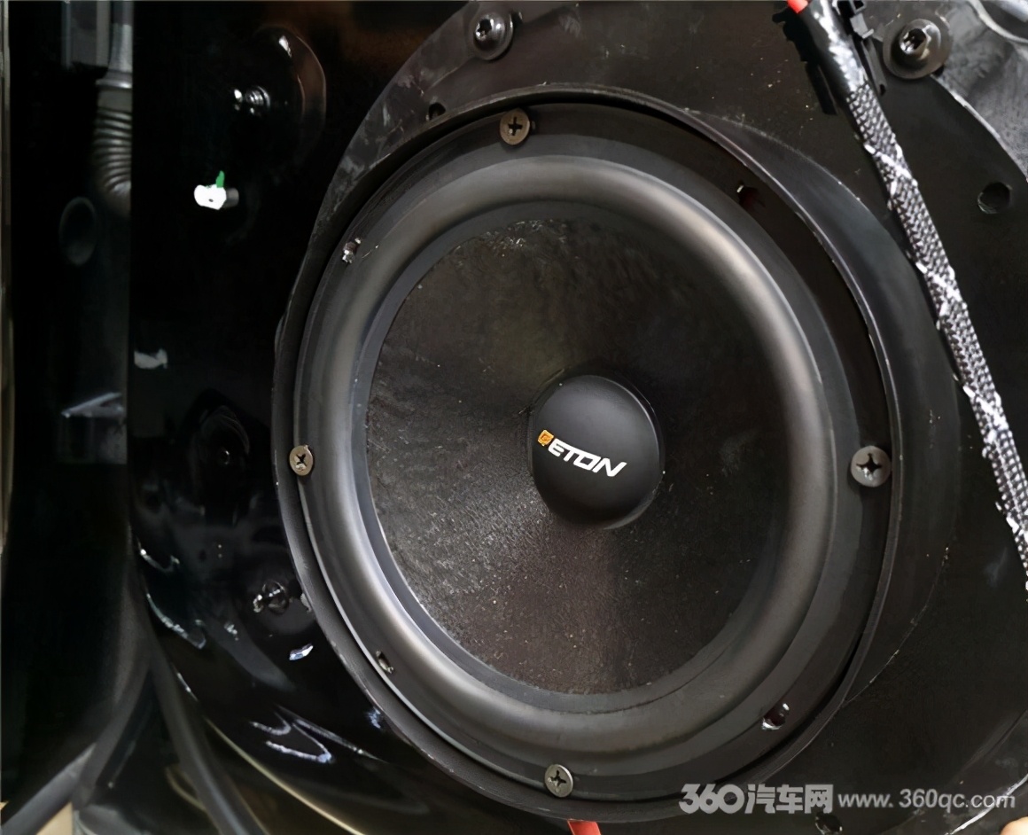 奥迪q7改装案例亮黑套件,新款奥迪q7改装智能大屏