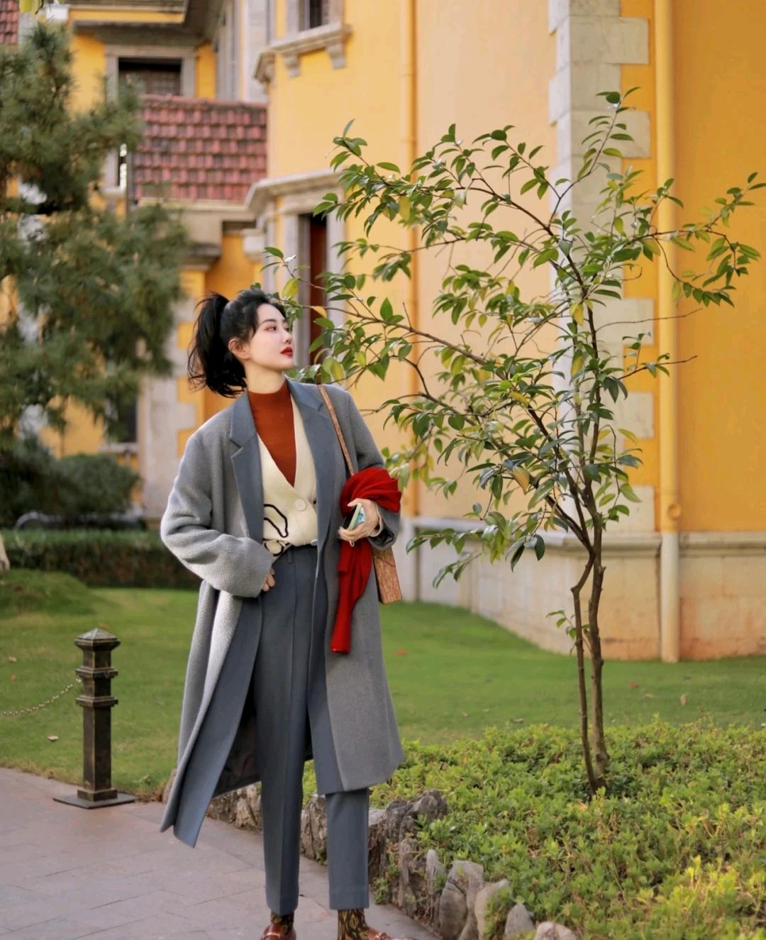 宽松毛衣叠穿搭配冬季,冬季黑色大衣和白色带帽毛衣穿搭