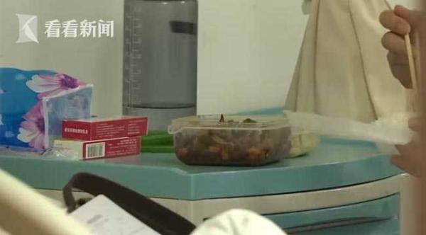 一闻到炒辣椒就呛得咳嗽不止,吃了辣椒呛了一下喉咙疼