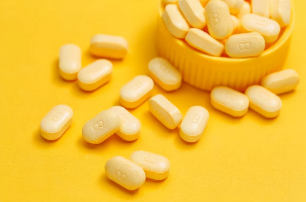 53岁男子每天坚持吃一片叶酸,山东42岁女子每天服用一片叶酸