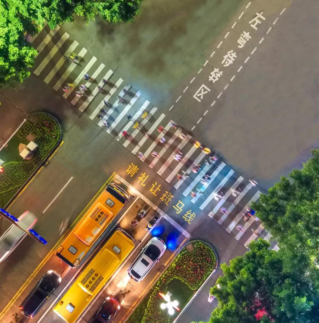 肇庆斑马线,肇庆斑马线前让行视频