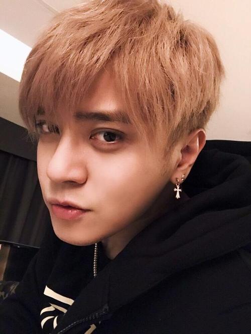 周扬青罗志祥背影,周扬青家庭身家多少亿