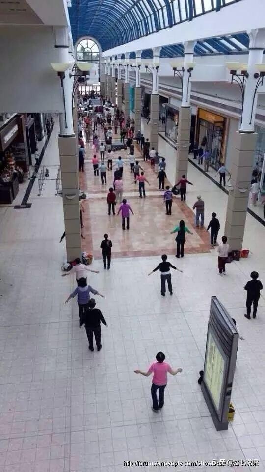 中国大妈们在国外跳广场舞,中国大妈在温哥华商场跳广场舞