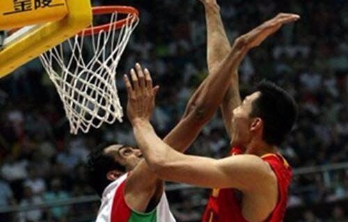 易建联生涯高光时刻,易建联职业生涯突破一万分崴脚