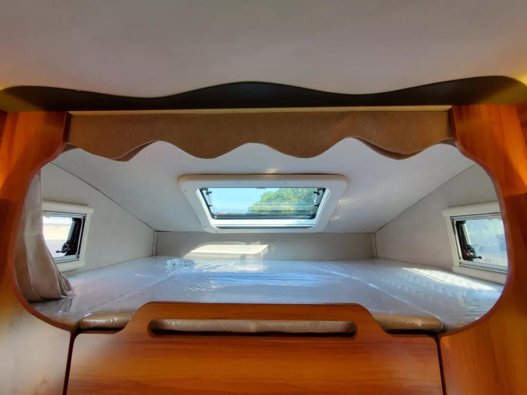 骏驰依维柯c型纵置床房车,2.98米的子母床c型依维柯房车