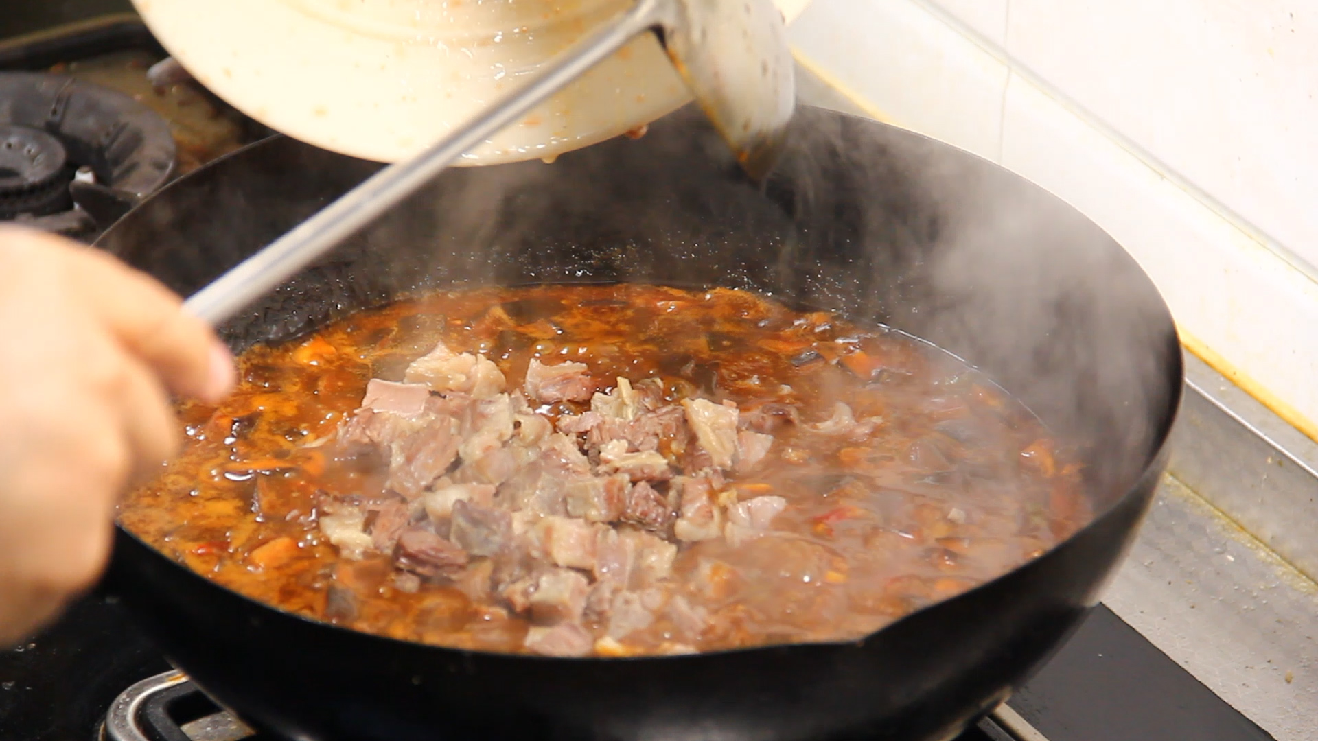 香菇牛肉酱二元一罐,香菇牛肉酱方便携带一小盒