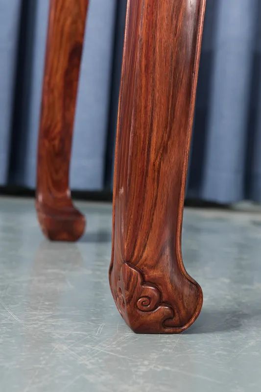 卷书沙发客厅效果,卷书款沙发适合中式风格吗