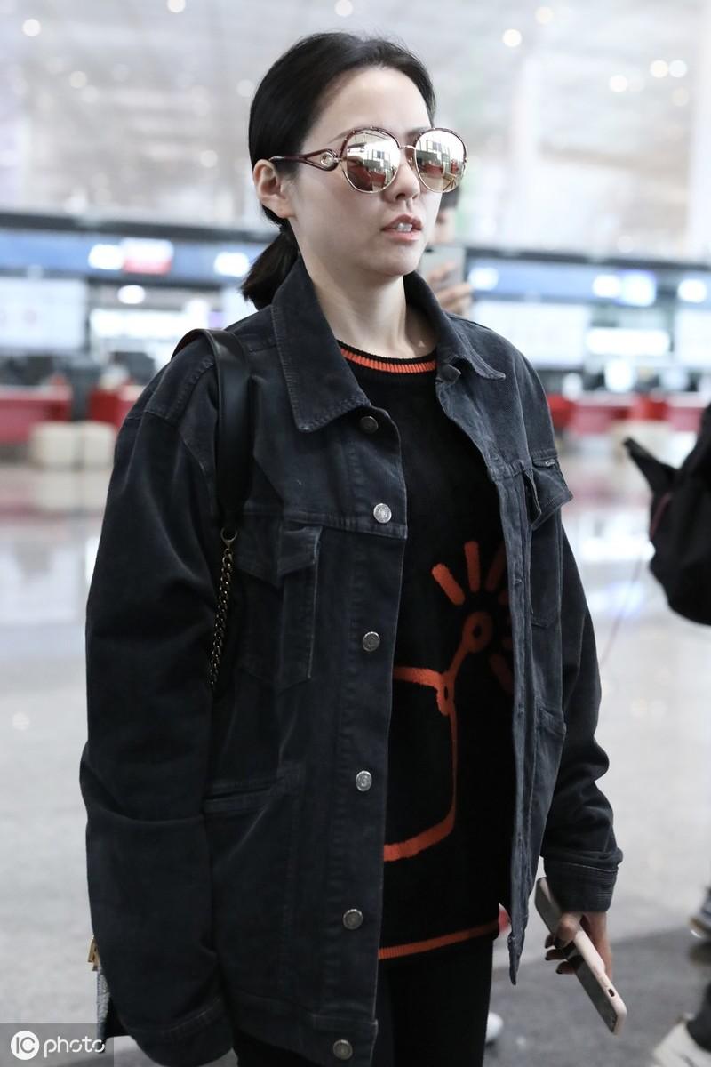 张靓颖的机场穿搭,张靓颖机场街拍蓝色平底鞋