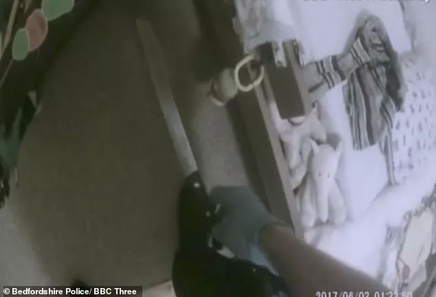 22岁女孩遭教练虐待,足球队员被教练虐待