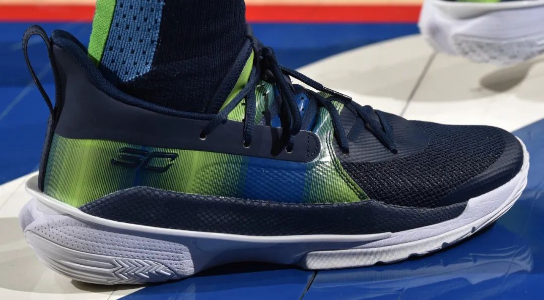 库里7首发配色,库里7主场配色和黑金配色选哪个