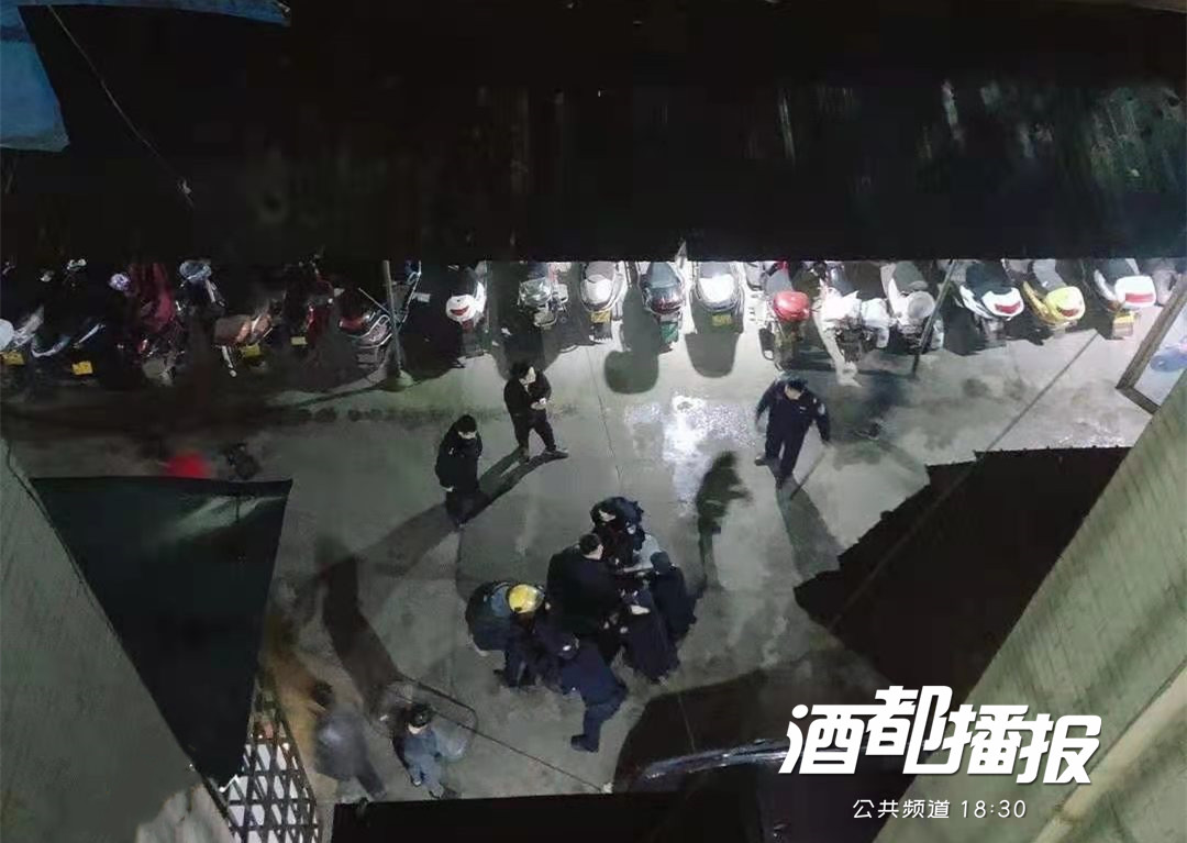 宜宾这个地方出现惊险一幕，“黑猫警长”大战“牛魔王”