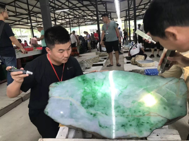 在缅甸做翡翠生意的网红,从小马仔到亿万富豪