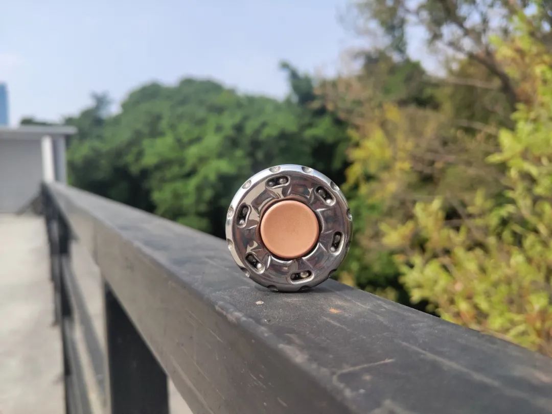 这个指尖陀螺不仅能转，还能啪啪啪？