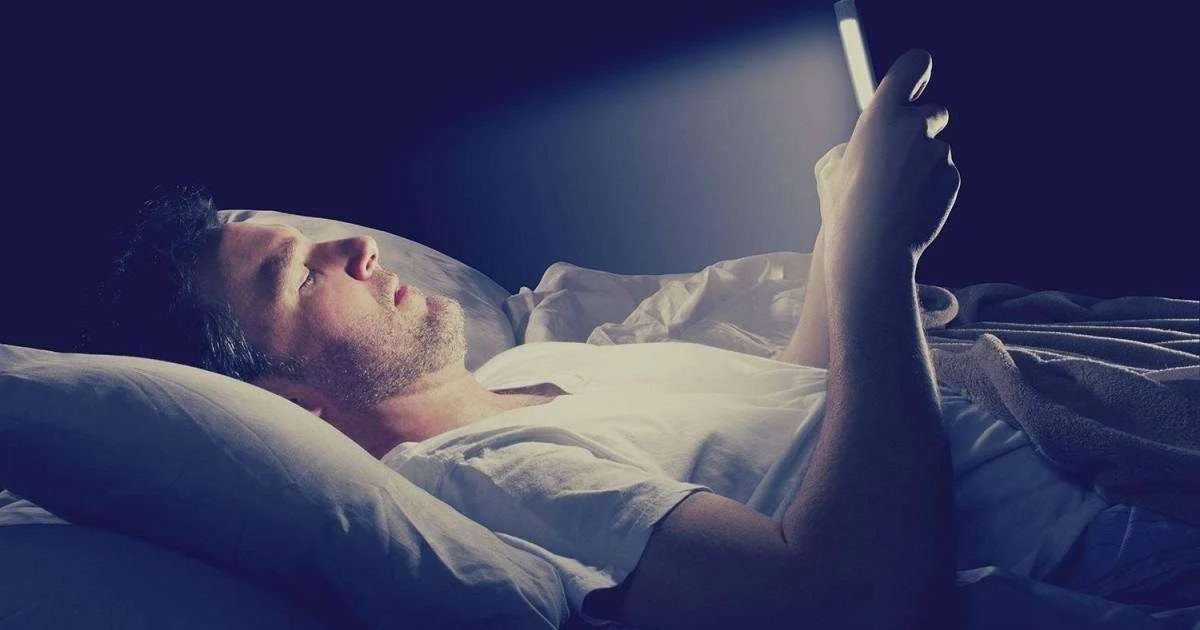 睡前玩手机会造成失眠,玩手机会导致精子异常率高吗