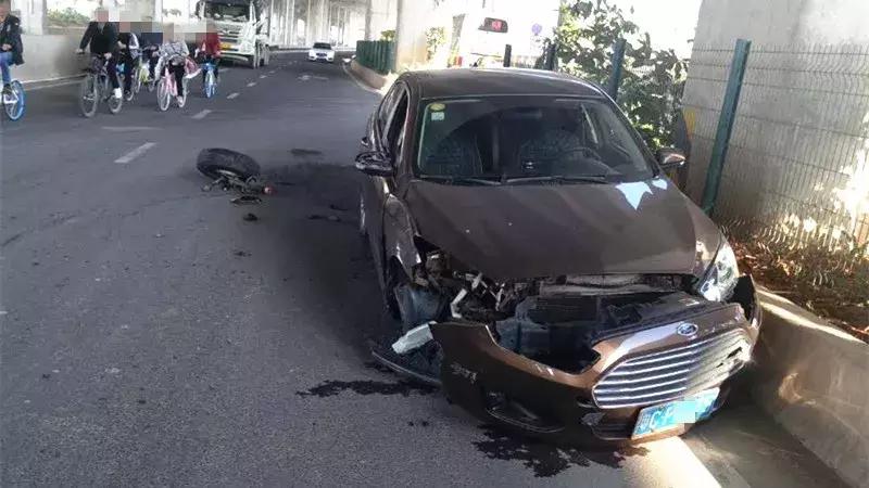 男子开福特去上课，半路掉头竟猛撞标致，轮胎当场飞出负全责