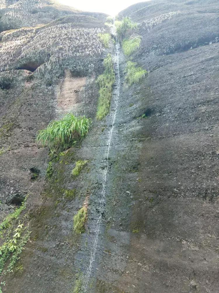 一个让人流连忘返的地方,山清水秀,只需要坐在河边发呆就行。