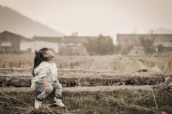 60多岁的老母亲，面对一家的智障儿，自救是唯一的方法