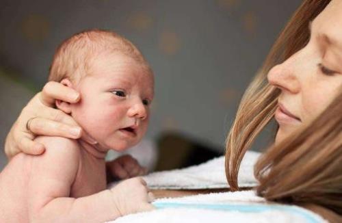 新生儿哪些症状需要警惕,新生儿医生说脑损伤很严重怎么办