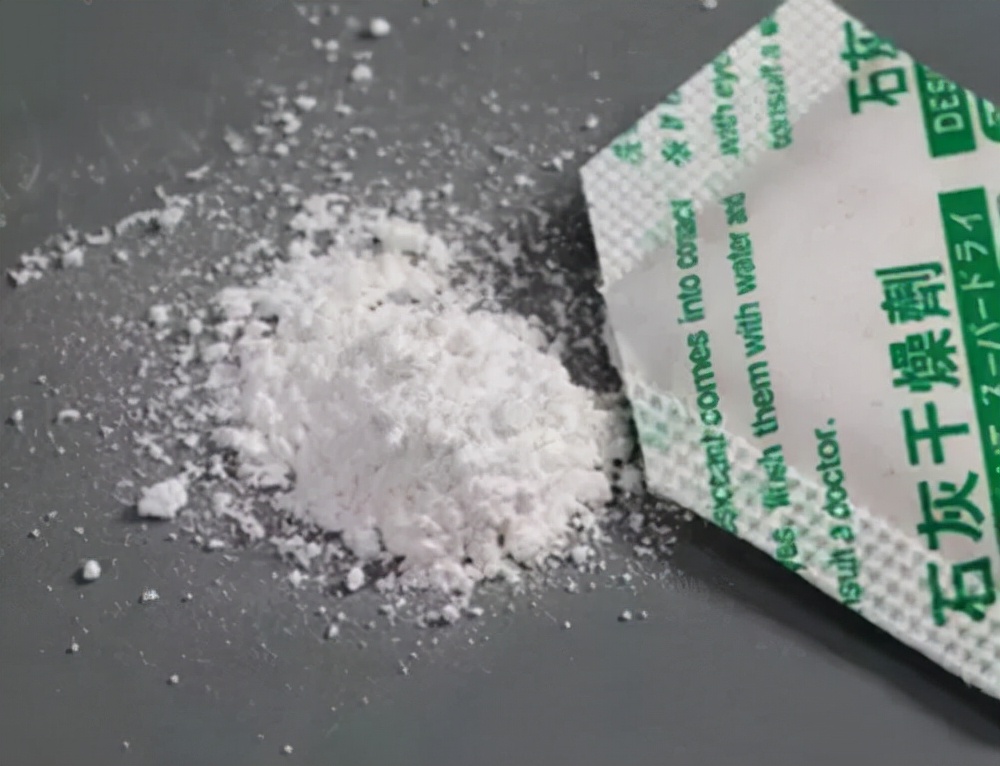 家长一定要让孩子远离干燥剂,为什么父母说干燥剂碰水会爆炸