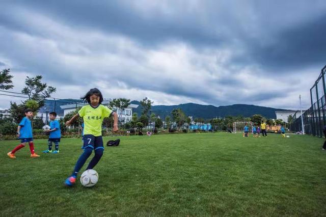 3-7岁小朋友足球训练热身,释放天性训练体适能