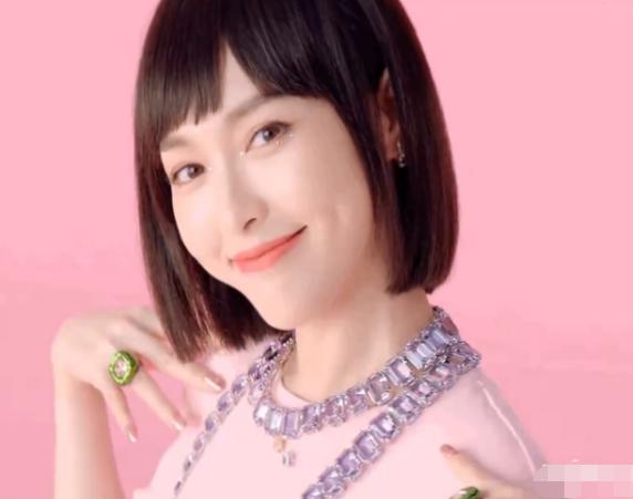 唐嫣现身机场扮酷抿嘴羞笑显随性,唐嫣新戏路透照曝光气场十足