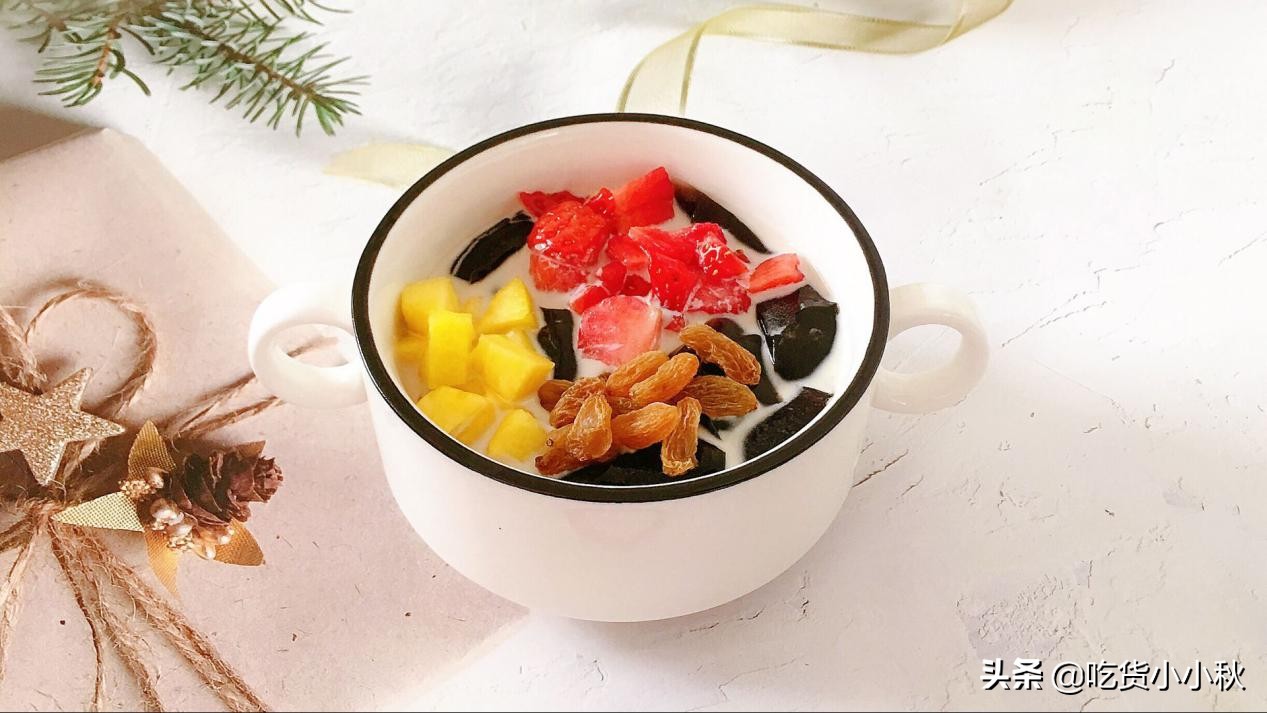 黑凉粉芋圆西米椰果甜品,黑凉粉怎么和旺仔牛奶做甜品视频