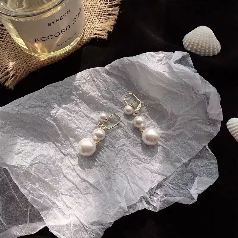 耳饰别致不对称,耳饰可爱黑白