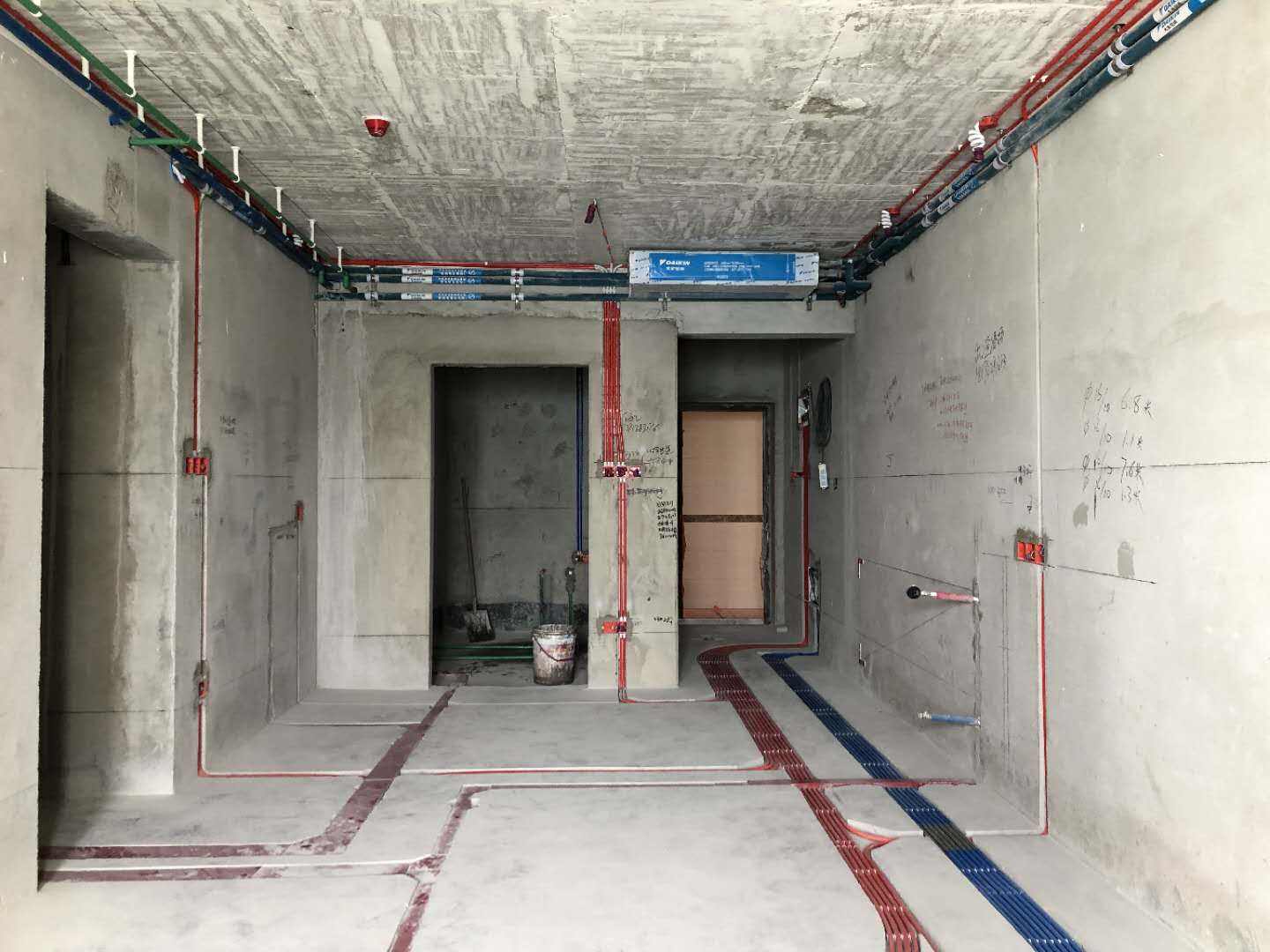 装修水管走顶还是走地,装修水管是走地还是走顶