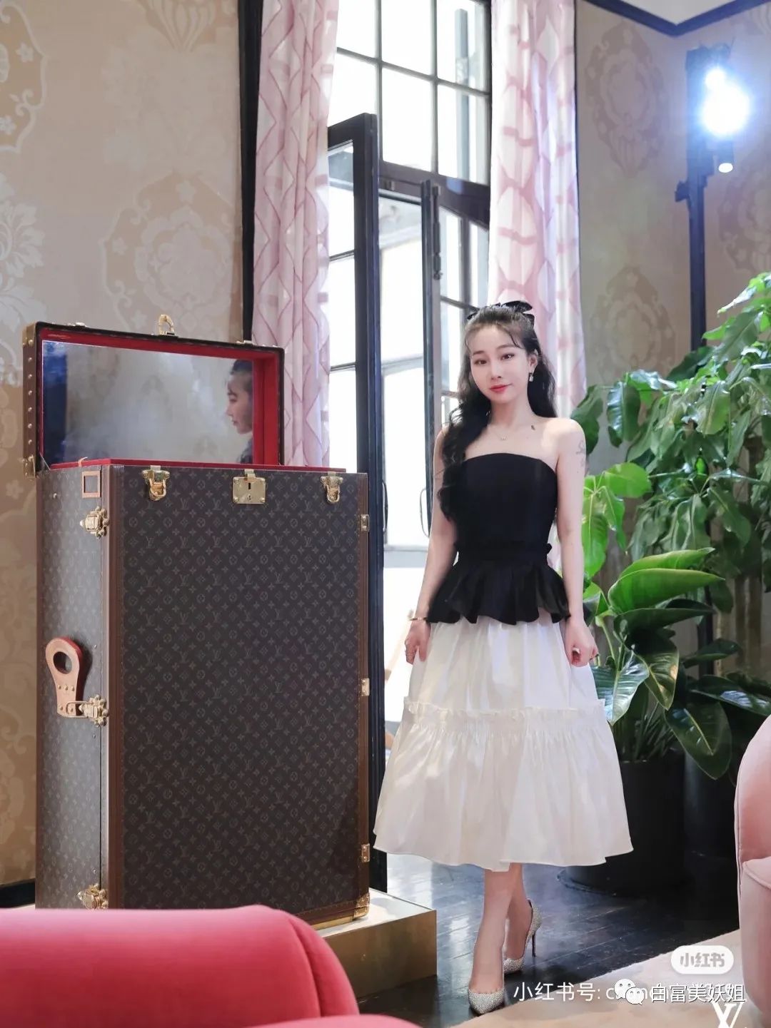 拜佛名媛翻车啦，背景被人扒底朝天