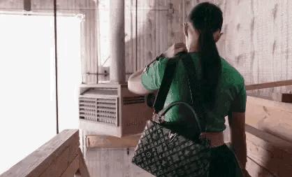 双下巴显脸大怎么改善,双下巴很明显但是不胖